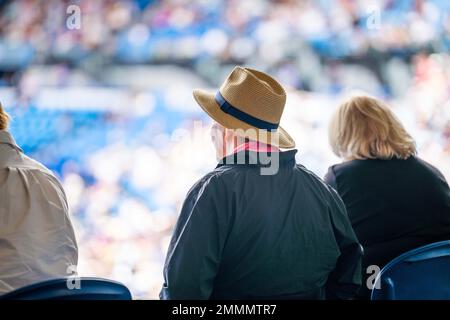 fan de tennis âgé regardant un match de tennis en fauteuil roulant à l'open australien en été Banque D'Images