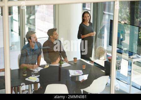 Faire le point et fixer de nouveaux objectifs. Un homme d'affaires d'entreprise qui donne une présentation dans la salle de conférence. Banque D'Images