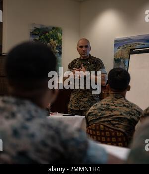 Le lieutenant-colonel Miguel Cruz, commandant du 3rd Bataillon d'approvisionnement, 3rd Marine Logistics Group, parle lors d'une classe d'éducation militaire professionnelle (PME) sur le camp Foster, Okinawa (Japon), le 21 septembre 2022. Le but du PME est de discuter du présent et de l'avenir du Groupe de soutien (expérimental) et de ses officiers non commissionnés. 3rd le MLG, basé à Okinawa, au Japon, est une unité de combat déployée à l’avant qui sert d’épine dorsale complète de soutien logistique et de service de combat de la Force expéditionnaire maritime III pour les opérations dans toute la zone de responsabilité Indo-Pacific. Banque D'Images