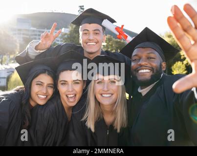 Étudiants, selfie de remise des diplômes et plein air sur le campus avec bonheur, fierté et célébration en été. Amis diplômés de l'université, groupe étudiant de l'université Banque D'Images