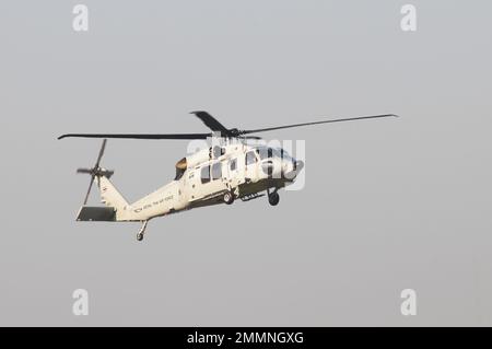 NAKHON PATHOM, THAÏLANDE - 14 janvier 2023 : hélicoptère militaire Sikorsky Blackhawk S-70i de la Royal Thai Air Force passe de vol au-dessus du lieu de national Banque D'Images