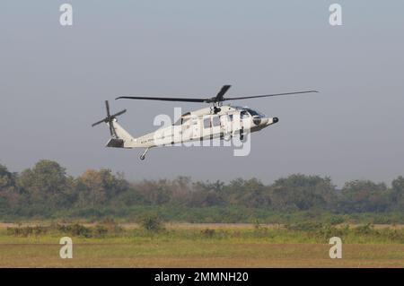 NAKHON PATHOM, THAÏLANDE - 14 janvier 2023 : hélicoptère militaire Sikorsky Blackhawk S-70i de la Royal Thai Air Force passe de vol au-dessus du lieu de national Banque D'Images