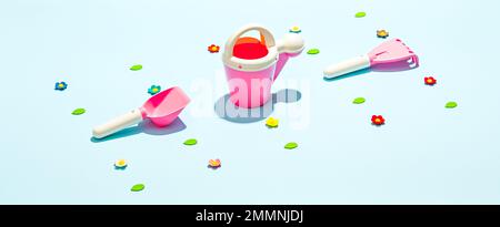 Outils de jeu pour enfants pour le jardinage sur fond bleu Banque D'Images