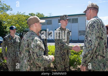 Vice ADM. Yancy Lindsey, commandant du Commandement des installations de la Marine, rencontre le Maître-à-armes 1st classe Silas Perry, affecté au commandant, activités de la flotte Sasebo (CFAS), lors d'une tournée au CFAS le 21 septembre 2022. Lindsey a visité le CFAS pour visiter ses installations, rencontrer le personnel affecté aux commandements de secteur et accroître sa connaissance de la mission du CFAS et de ses relations avec ses homologues du pays hôte. Depuis 75 ans, le CFAS fournit, entretient et exploite des installations et des services de base pour renforcer le déploiement des forces américaines et alliées tout en offrant un soutien supérieur à leurs familles et à la communauté Banque D'Images