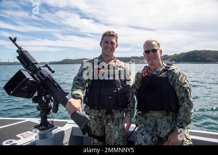 Vice ADM. Yancy Lindsey, commandant, installations de la Marine le Commandement pose avec Maître en armes 3rd classe Mitchell Clark lors d’une visite du port au commandant, activités de la flotte Sasebo (CFAS) le 21 septembre 2022. Lindsey a visité le CFAS pour visiter ses installations, rencontrer le personnel affecté aux commandements de secteur et accroître sa connaissance de la mission du CFAS et de ses relations avec ses homologues du pays hôte. Depuis 75 ans, le CFAS fournit, entretient et exploite des installations et des services de base pour renforcer le déploiement des forces américaines et alliées tout en offrant un soutien supérieur à leurs familles et à la communauté. Banque D'Images