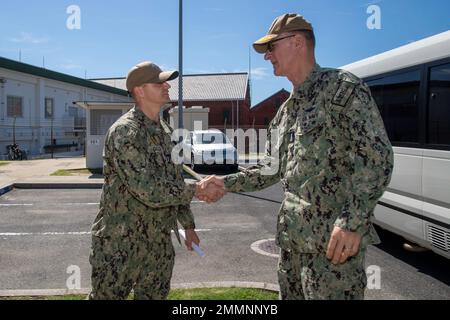 Vice ADM. Yancy Lindsey, commandant du Commandement des installations de la Marine, rencontre le lieutenant Stephen Caezza, commandant de la sécurité des activités de la flotte Sasebo (CFAS), au cours d'une tournée au CFAS le 21 septembre 2022. Lindsey a visité le CFAS pour visiter ses installations, rencontrer le personnel affecté aux commandements de secteur et accroître sa connaissance de la mission du CFAS et de ses relations avec ses homologues du pays hôte. Depuis 75 ans, le CFAS fournit, entretient et exploite des installations et des services de base pour renforcer le déploiement des forces américaines et alliées tout en offrant un soutien supérieur à leurs familles et à la communauté. Banque D'Images