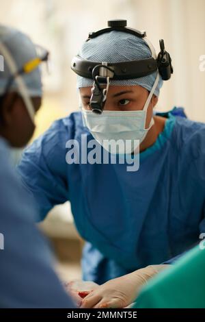 J'ai compris. une équipe de chirurgiens effectuant une chirurgie dans une salle d'opération. Banque D'Images