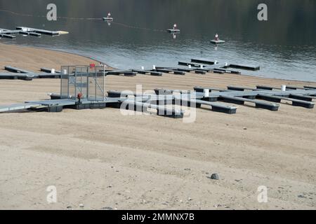 Lac Lucky Peak (réservoir) sur le bassin de la rivière Boise, dans le sud-ouest de l'Idaho, à un niveau extrêmement bas (capacité de 50 %) au début d'avril, au début de l'irrigation Banque D'Images