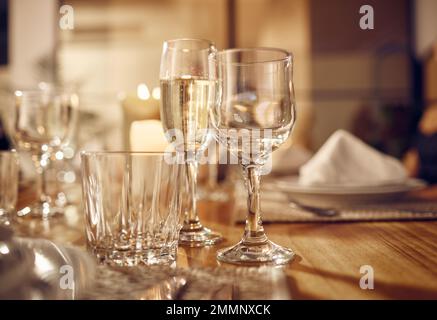 Boisson, verre et dîner avec fête, événement de célébration avec verrerie, élégant et luxueux dans le restaurant ou banquet. Réglage de la table, alcool et Banque D'Images