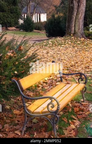 Parc du château avec banc et pavillon Banque D'Images