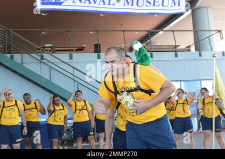 Norfolk (21 septembre 2022). Le chef Petty Officer a choisi un groupe combiné de sous-marins de la région de Norfolk pour participer au concours cadence et lignes directrices dans le cadre de l'événement annuel 21st des Journées du patrimoine du chef Petty Officer. L'événement a été organisé par le musée naval de Hampton Roads, et a permis à CPO sélectionnes de Hampton Roads, en Virginie, de recevoir une formation sur l'histoire et le patrimoine à bord du Battleship Wisconsin et au musée. L'événement est la plus grande et la plus longue course de ce genre en Virginie. Banque D'Images