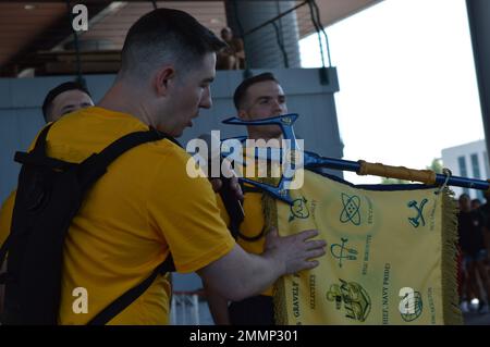 Norfolk (21 septembre 2022). Les sélectionneurs de Chief Petty Officer affectés à USS (DDG-107) participent à la compétition de cadence et de guidon dans le cadre de l'événement annuel 21st des Journées du patrimoine de Chief Petty Officer. L'événement a été organisé par le musée naval de Hampton Roads, et a permis à CPO sélectionnes de Hampton Roads, en Virginie, de recevoir une formation sur l'histoire et le patrimoine à bord du Battleship Wisconsin et au musée. L'événement est la plus grande et la plus longue course de ce genre en Virginie. Banque D'Images