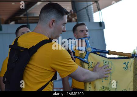 Norfolk (21 septembre 2022). Les sélectionneurs de Chief Petty Officer affectés à USS (DDG-107) participent à la compétition de cadence et de guidon dans le cadre de l'événement annuel 21st des Journées du patrimoine de Chief Petty Officer. L'événement a été organisé par le musée naval de Hampton Roads, et a permis à CPO sélectionnes de Hampton Roads, en Virginie, de recevoir une formation sur l'histoire et le patrimoine à bord du Battleship Wisconsin et au musée. L'événement est la plus grande et la plus longue course de ce genre en Virginie. Banque D'Images