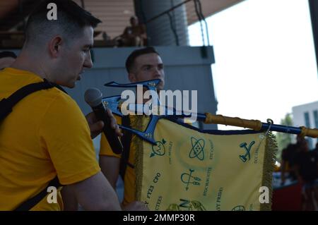 Norfolk (21 septembre 2022). Les sélectionneurs de Chief Petty Officer affectés à USS (DDG-107) participent à la compétition de cadence et de guidon dans le cadre de l'événement annuel 21st des Journées du patrimoine de Chief Petty Officer. L'événement a été organisé par le musée naval de Hampton Roads, et a permis à CPO sélectionnes de Hampton Roads, en Virginie, de recevoir une formation sur l'histoire et le patrimoine à bord du Battleship Wisconsin et au musée. L'événement est la plus grande et la plus longue course de ce genre en Virginie. Banque D'Images