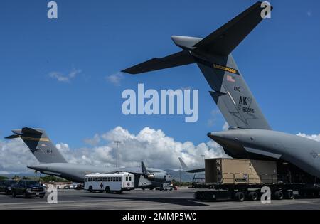 Le personnel affecté à l'escadron de mobilité aérienne 735th transporte un conex-Lite de pression négative à partir d'un escadron de transport aérien C-17 Globemaster III de la Garde nationale de l'Alaska 144th avec un chargeur Tunner 60K à la base conjointe Pearl Harbor-Hickam, Hawaii, le 21 septembre 2022. L'ANG AK a transporté un patient de la base aérienne de Kadena, à Okinawa, au Japon, à Hickam, où l'équipage du 535th Escadron de transport aérien a continué le transport en Californie. Les aviateurs du 18th e Escadron d'évacuation aéromédicale et du 18th groupe médical ont fourni des soins aux patients à bord de l'aéronef, tandis que le 15th e Groupe médical a fourni un service de préparation des patients en route Banque D'Images