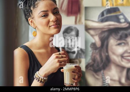 Je suis un connaisseur de café. Portrait court d'une jeune femme attrayante assise dans un café. Banque D'Images