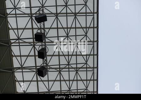 Lumières et haut-parleurs du stade de sport, toit du stade de football . Banque D'Images