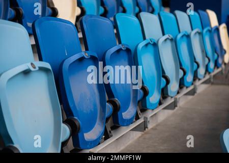 videz les sièges colorés sur les banquettes du stade. Banque D'Images