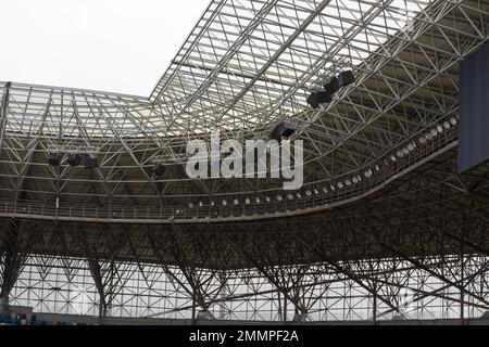 Lumières et haut-parleurs du stade de sport, toit du stade de football . Banque D'Images