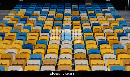 videz les sièges colorés sur les banquettes du stade. Banque D'Images