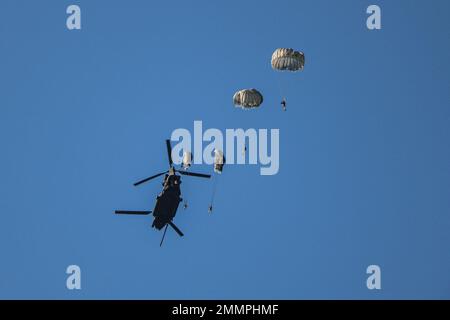 À l'occasion du 61st anniversaire du Groupe des forces spéciales de 5th (Airborne), les soldats ont participé au saut à l'eau annuel pendant la semaine de la Réunion au parc national de Paris Landing, TN., le 24 septembre 2022. Banque D'Images