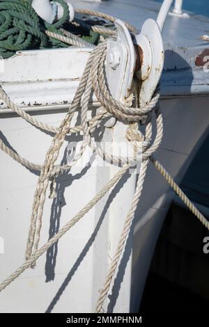 Amarre des cordes sur l'arc de bateau, Motuoapu, lac Taupo, Île du Nord, Nouvelle-Zélande Banque D'Images