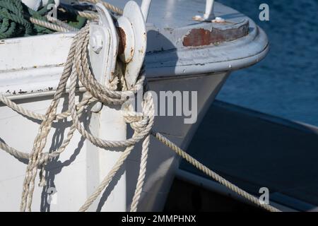 Amarre des cordes sur l'arc de bateau, Motuoapu, lac Taupo, Île du Nord, Nouvelle-Zélande Banque D'Images