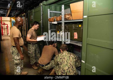 220922-N-PI330-1012 Gulfport, Mississippi (19 septembre 2022) des marins affectés au bataillon de construction mobile navale 133 (NMCB 133) effectuent un inventaire des matériaux de construction du Centre du bataillon de construction navale, Gulfport, Mississippi, 22 septembre 2022. Le NMCB 133 est situé à homeport à Gulfport, Mississippi, et effectue des cycles d'entraînement. Banque D'Images