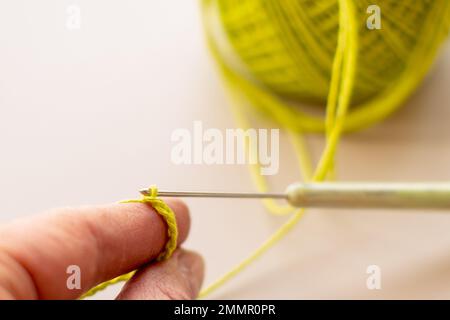 mains crochetées en coton et crochet sur fond clair, mise au point sélective, avec espace de copie, passe-temps, loisirs, fait à la main Banque D'Images