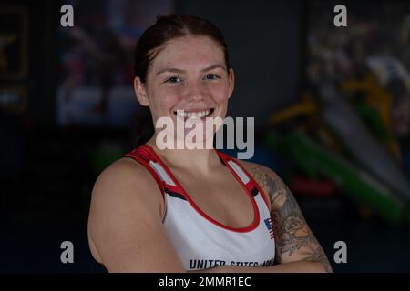 Alexandria Liles, un soldat-athlète féminin de lutte Freestyle affecté aux États-Unis Le programme des athlètes de classe mondiale de l'armée se prépare à participer aux Championnats du monde de lutte des moins de 23 ans, Barcelone, Espagne, 10-18 octobre 2022. Le Programme des athlètes de classe mondiale compte deux soldats-athlètes en compétition aux Championnats du monde de U23. Banque D'Images