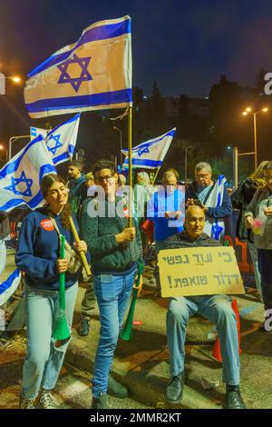 Haïfa, Israël - 28 janvier 2023: Des gens avec divers signes et drapeaux assistent à une manifestation pour protester contre les plans du nouveau gouvernement, claim Banque D'Images