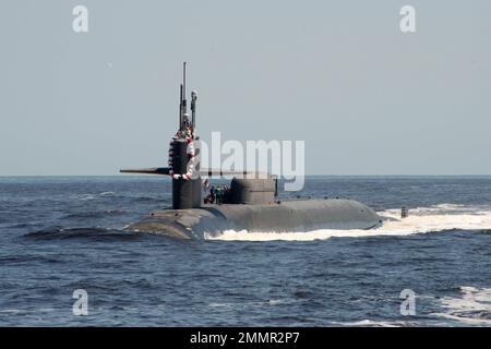 KINGS BAY, Géorgie (22 septembre 2022) le sous-marin de missiles guidés de classe Ohio USS Georgia (SSGN 729) retourne à son homeport à la base sous-marine navale de Kings Bay, en Géorgie, après un déploiement de 790 jours. Les sous-marins à missiles guidés de classe Ohio sont capables de transporter jusqu'à 154 missiles de croisière d'attaque de sol Tomahawk. La base abrite tous les sous-marins de la classe Ohio de la côte est. Banque D'Images