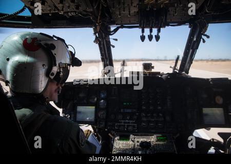 Un Super Stallion CH-53E se prépare avant la démonstration de la Marine Air-Ground Task Force de la Marine corps Air Station Miramar Air Show 2022 au MCAS Miramar, San Diego, Californie, le 22 septembre 2022. La démonstration du MAGTF montre l'utilisation coordonnée de l'appui en plein air, des forces d'artillerie et d'infanterie, et fournit une représentation visuelle du fonctionnement du corps des Marines. Le thème du MCAS Miramar Air Show 2022, « les Marines combattent, évoluent et gagneront », reflète les efforts de modernisation en cours du corps des Marines pour se préparer à de futurs conflits. Banque D'Images