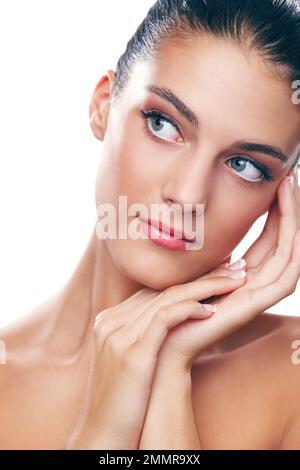 Les shes ont eu de la beauté sur le cerveau. Photo studio d'une belle jeune femme isolée sur blanc. Banque D'Images