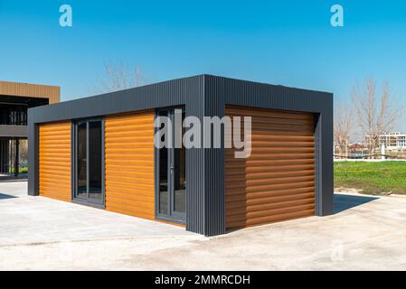 Bâtiment récemment construit avec cadre en métal et parements. Construction d'une nouvelle petite maison. Sélectif foyer Banque D'Images