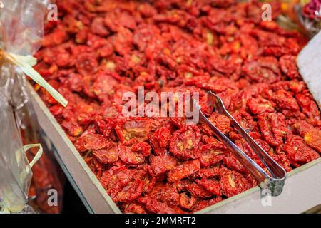 Tomates séchées italiennes toscanes exposées pour vente dans une boîte dans une boutique du marché central Mercato Centrale à Florence, Italie Banque D'Images