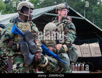 Les aviateurs du 94th e Escadron des forces de sécurité portent un blessé simulé à couvrir au cours d'un exercice à la base aérienne de la réserve Dobbins, GA, le 22 septembre. Dobbins ARB a organisé, coordonné et participé à un exercice à l'échelle de la base, qui s'est tenu à compter du 19-25 septembre, sous le nom de United Force 22-01, afin de tester les capacités de préparation. Banque D'Images