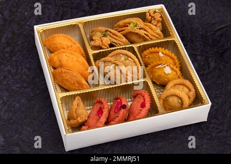 Variété de l'Indien traditionnel Mithai Gujiya aussi appelé Gujia, Ghughra, Karanji, Somas, Garijalu, Kajjikayalu, Karigadubu, Gunjiya, Pedakiya, Karjikay Banque D'Images