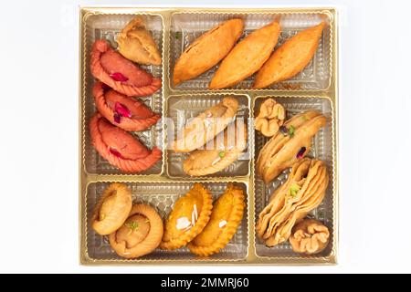 Variété de l'Indien traditionnel Mithai Gujiya aussi appelé Gujia, Ghughra, Karanji, Somas, Garijalu, Kajjikayalu, Karigadubu, Gunjiya, Pedakiya, Karjikay Banque D'Images