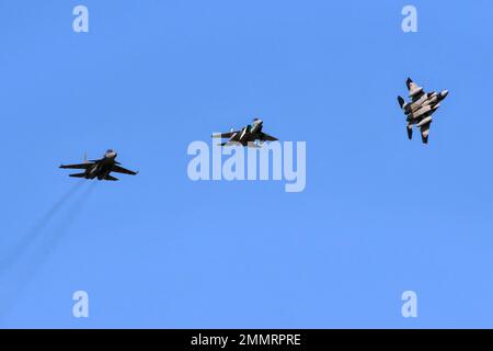 Inde Force aérienne su-30MKI Funker(L) et deux groupes d'entraînement tactique de chasse du Japon l'agresseur de la Force aérienne d'autodéfense F15DJ survole lors de l'exercice conjoint « Veer Guardian » avec la Force aérienne d'autodéfense du Japon à la base aérienne d'Hyakuri dans la préfecture d'Ibaraki, au Japon, sur 20 janvier 2023. Credit: AFLO/Alay Live News Banque D'Images