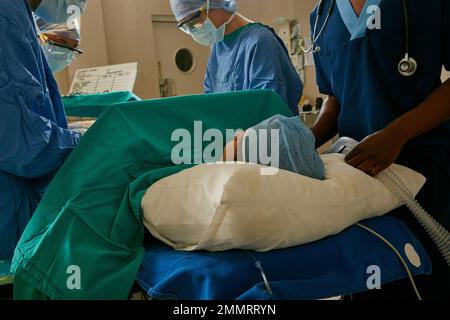 Sauver des vies est ce qu'ils font le mieux. une équipe de chirurgiens effectuant une chirurgie dans une salle d'opération. Banque D'Images