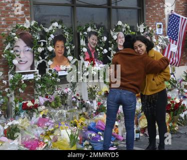 Monterey Park, États-Unis. 29th janvier 2023. Deux femmes se sont embrasées avant de portraits de victimes de tirs du parc Monterey tuées lors d'une célébration du nouvel an lunaire, alors que les résidents de la communauté Alhambra-Monterey Park continuent de pleurer au studio de danse Star Ballroom à Monterey Park, en Californie, dimanche, 29 janvier 2023. Photo de Jim Ruymen/UPI crédit: UPI/Alay Live News Banque D'Images