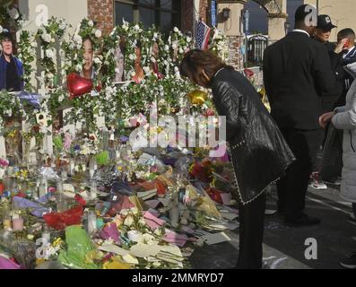 Monterey Park, États-Unis. 29th janvier 2023. Une femme se penche devant des portraits de Monterey Park qui ont tué des victimes lors d'une célébration du nouvel an lunaire, alors que les résidents de la communauté Alhambra-Monterey Park continuent de pleurer au studio de danse Star Ballroom à Monterey Park, en Californie, dimanche, 29 janvier 2023. Photo de Jim Ruymen/UPI crédit: UPI/Alay Live News Banque D'Images