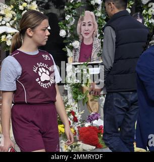 Monterey Park, États-Unis. 29th janvier 2023. Les membres de la communauté paient leurs derniers respects avant de réaliser des portraits de victimes de fusillades dans le parc de Monterey tuées lors d'une célébration du nouvel an lunaire, alors que les résidents de la communauté de l'Alhambra-Monterey Park continuent de pleurer au studio de danse de la salle de bal Star à Monterey Park, en Californie, dimanche, à 29 janvier 2023. Photo de Jim Ruymen/UPI crédit: UPI/Alay Live News Banque D'Images