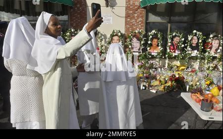 Monterey Park, États-Unis. 29th janvier 2023. Les membres de la communauté paient leurs derniers respects avant de réaliser des portraits de victimes de fusillades dans le parc de Monterey tuées lors d'une célébration du nouvel an lunaire, alors que les résidents de la communauté de l'Alhambra-Monterey Park continuent de pleurer au studio de danse de la salle de bal Star à Monterey Park, en Californie, dimanche, à 29 janvier 2023. Photo de Jim Ruymen/UPI crédit: UPI/Alay Live News Banque D'Images