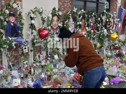 Monterey Park, États-Unis. 29th janvier 2023. Une femme se penche devant des portraits de Monterey Park qui ont tué des victimes lors d'une célébration du nouvel an lunaire, alors que les résidents de la communauté Alhambra-Monterey Park continuent de pleurer au studio de danse Star Ballroom à Monterey Park, en Californie, dimanche, 29 janvier 2023. Photo de Jim Ruymen/UPI crédit: UPI/Alay Live News Banque D'Images