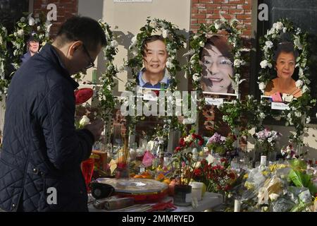 Monterey Park, États-Unis. 29th janvier 2023. Un homme se penche devant des portraits de Monterey Park qui ont tué des victimes lors d'une célébration du nouvel an lunaire, alors que les résidents de la communauté Alhambra-Monterey Park continuent de pleurer au studio de danse Star Ballroom à Monterey Park, en Californie, dimanche, 29 janvier 2023. Photo de Jim Ruymen/UPI crédit: UPI/Alay Live News Banque D'Images