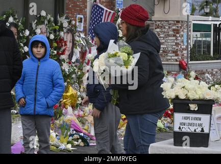 Monterey Park, États-Unis. 29th janvier 2023. Les membres de la communauté paient leurs derniers respects avant de réaliser des portraits de victimes de fusillades dans le parc de Monterey tuées lors d'une célébration du nouvel an lunaire, alors que les résidents de la communauté de l'Alhambra-Monterey Park continuent de pleurer au studio de danse de la salle de bal Star à Monterey Park, en Californie, dimanche, à 29 janvier 2023. Photo de Jim Ruymen/UPI crédit: UPI/Alay Live News Banque D'Images