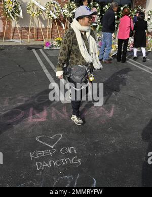 Monterey Park, États-Unis. 29th janvier 2023. Les membres de la communauté du parc Alhambra-Monterey se réjouissances avant de réaliser des portraits de victimes de tirs au parc Monterey tuées lors d'une célébration du nouvel an lunaire, alors que les résidents continuent de pleurer au studio de danse de la salle de bal Star à Monterey Park, en Californie, dimanche, à 29 janvier 2023. Photo de Jim Ruymen/UPI crédit: UPI/Alay Live News Banque D'Images