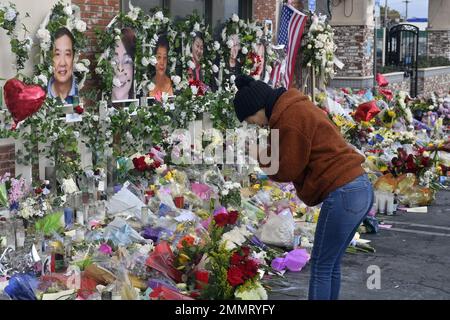 Monterey Park, États-Unis. 29th janvier 2023. Une femme se penche devant des portraits de Monterey Park qui ont tué des victimes lors d'une célébration du nouvel an lunaire, alors que les résidents de la communauté Alhambra-Monterey Park continuent de pleurer au studio de danse Star Ballroom à Monterey Park, en Californie, dimanche, 29 janvier 2023. Photo de Jim Ruymen/UPI crédit: UPI/Alay Live News Banque D'Images